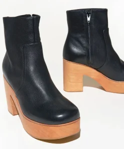 Hot Paz In Black Women Platforms